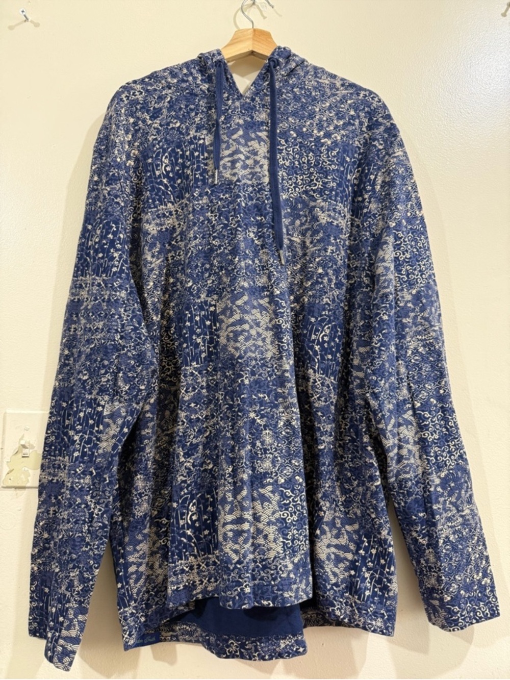 Robert Graham Blue and White Patterned Hooded Sweater